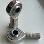 Höghållfasta länkhuvuden i stål för motorsport.